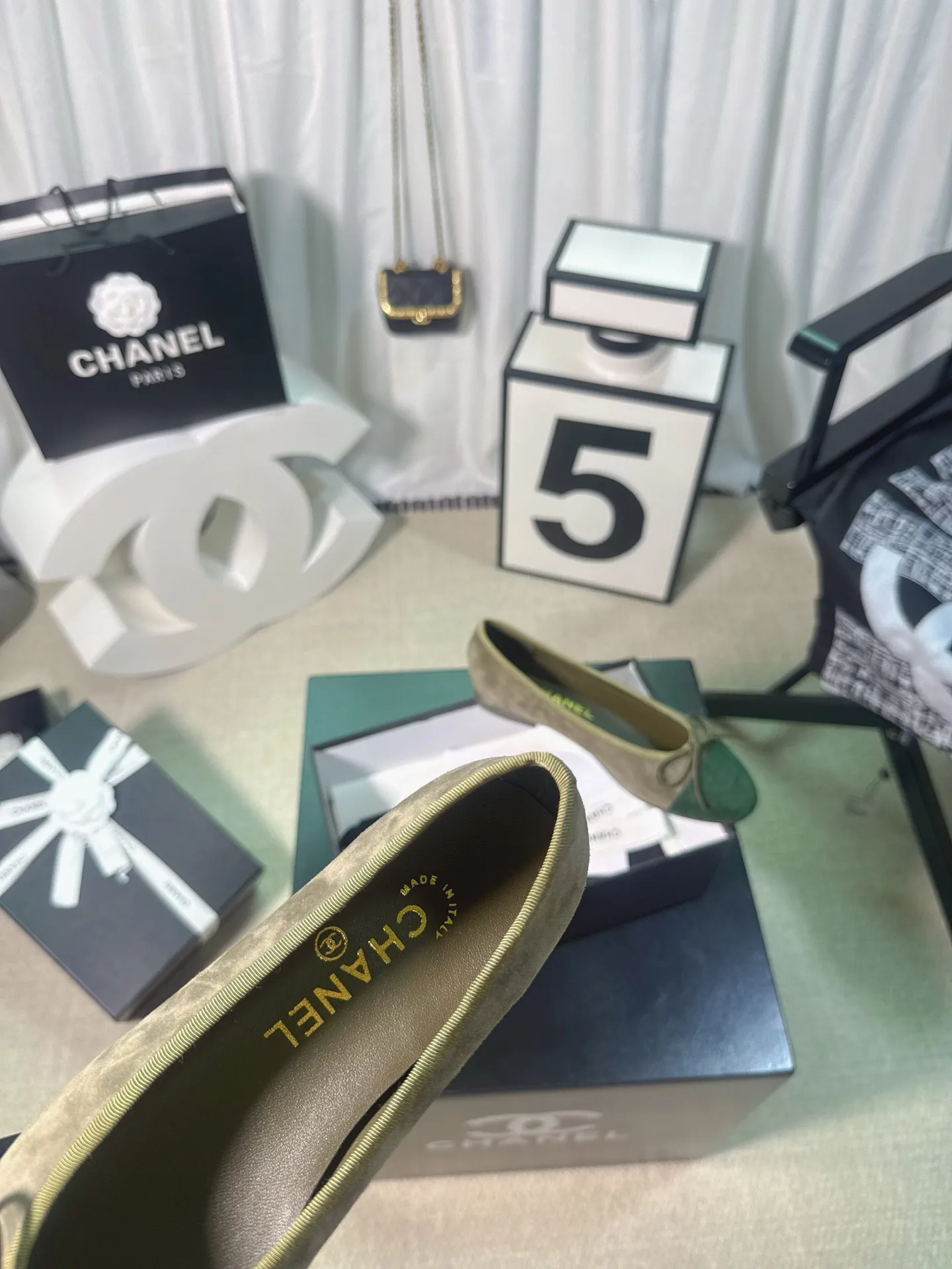 👟👟Ex-factory price 480👟👟 Generation * grade 25s Chanel fragrance is beautiful Maillard color back hollow Sling-back sandals flat/thick heel/high heel Sling-back came out in 1957, and then the two-tone design became a Chanel classic! Very suitable for spring and summer🩰 The two-color design is simple and exquisite, with a square toe and generous temperament. It visually lengthens the leg line. The color of the toe creates a sense of color difference. The back lace design is simple and elegant. It is a classic model that can be worn for hundreds of years. It is worth buying!! Upper: Customized metallic sheepskin. Inner pads: imported sheepskin. Heel height: ballet shoes. Sole: Italian A-grade genuine leather outsole. Size: 35-39 (34.40.41.42.43 is custom-made and non-returnable)